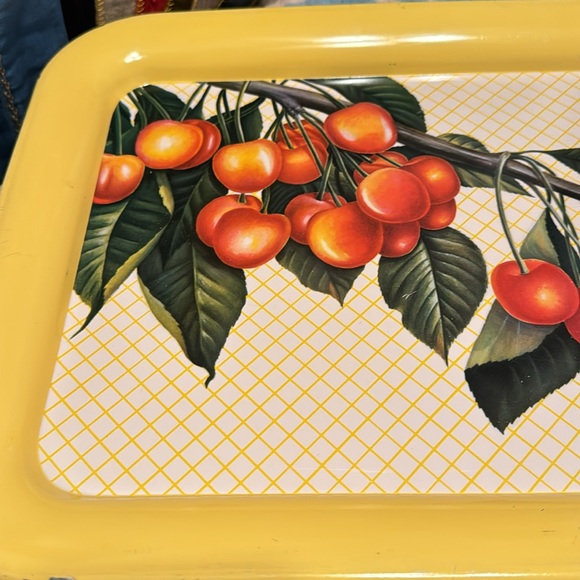 Vintage cherry design metal tray - Picture 4 of 5